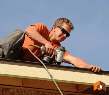 Colocación de paneles sandwich en Llodio, Ávala