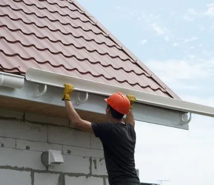 instalacion de canalones con ganchos en la teja en tejado de Vitoria-Gasteiz